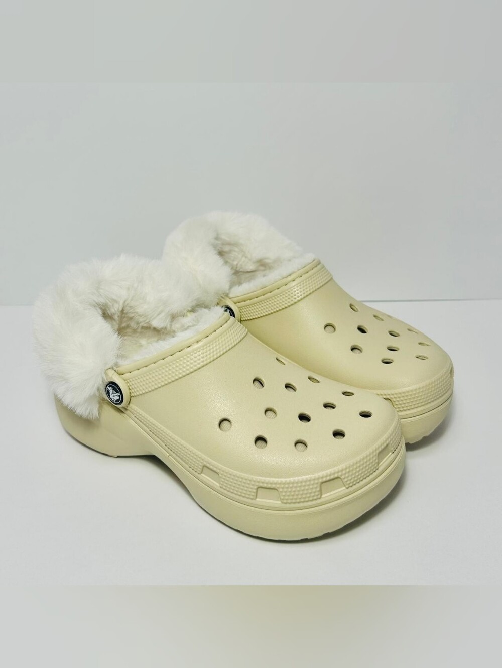 Crocs Classic Mammoth Luxe Faux Fur Clog Cream Off-White Women’s Size 7